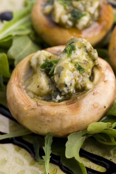 Deliziosi funghi ripieni con formaggio e pesto — Foto Stock