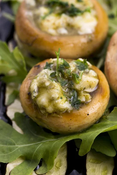 Deliziosi funghi ripieni con formaggio e pesto — Foto Stock