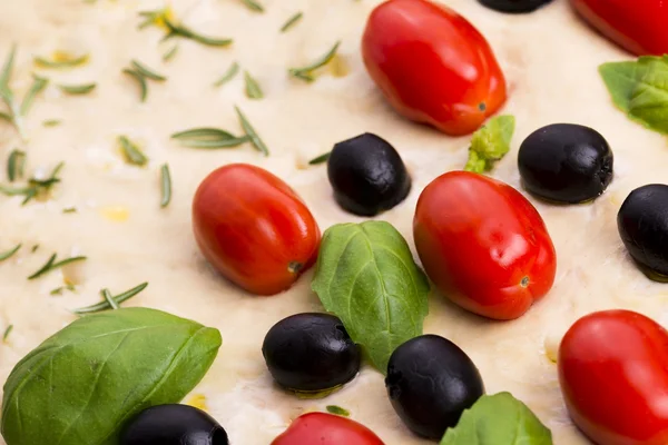 Focaccia con aceitunas negras, tomates y albahaca —  Fotos de Stock