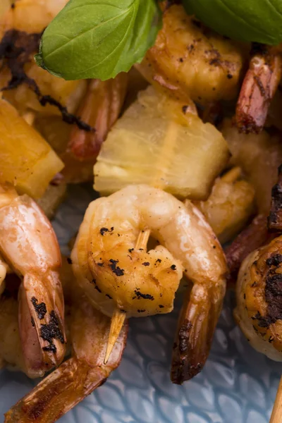 Шашлычные креветки с ананасом — стоковое фото
