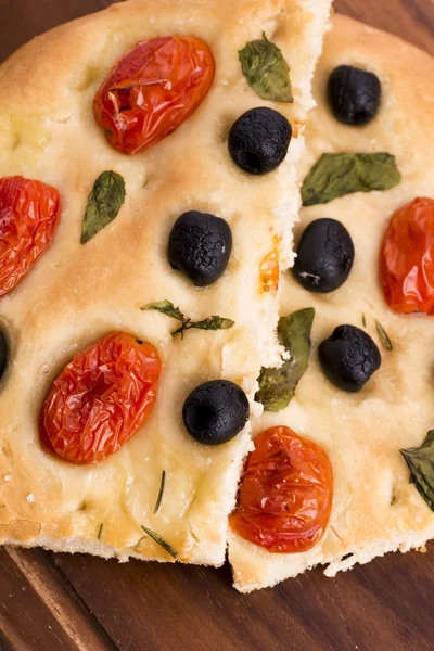 Focaccia con aceitunas negras, tomates y albahaca —  Fotos de Stock