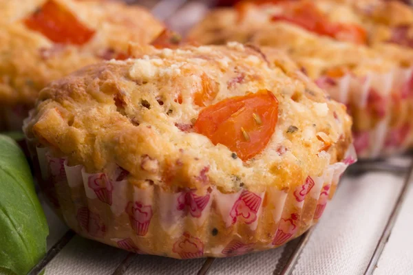 Färsk pizza muffin som mellanmål — Stockfoto