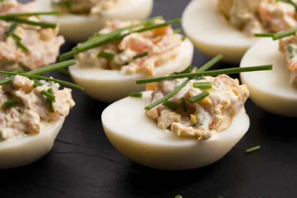 Gevulde eieren met zalm — Stockfoto