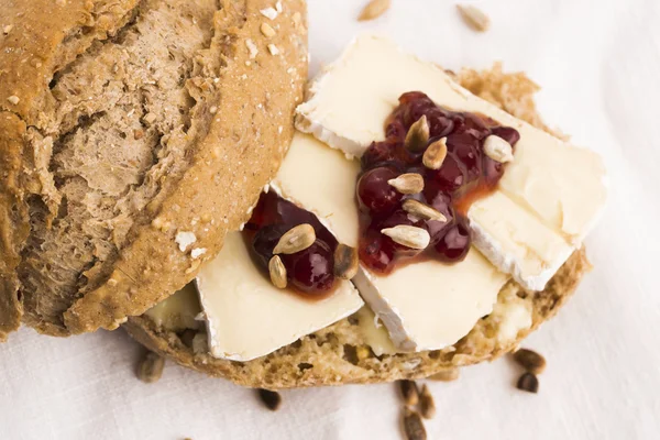 Pane servito con camembert e mirtillo rosso — Foto Stock