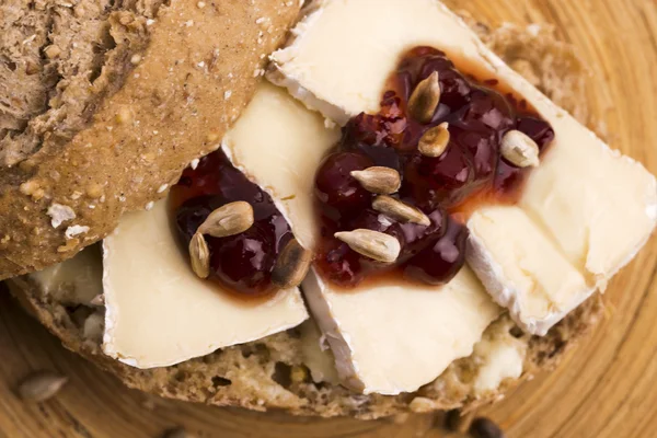 Bread served with camembert and cranberry — Stock Photo, Image
