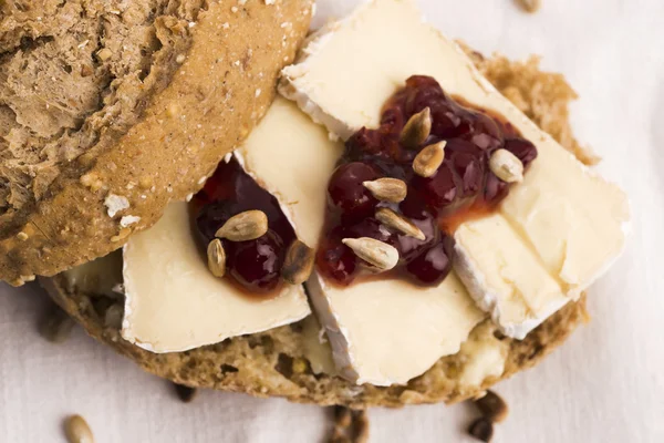 Pane servito con camembert e mirtillo rosso — Foto Stock