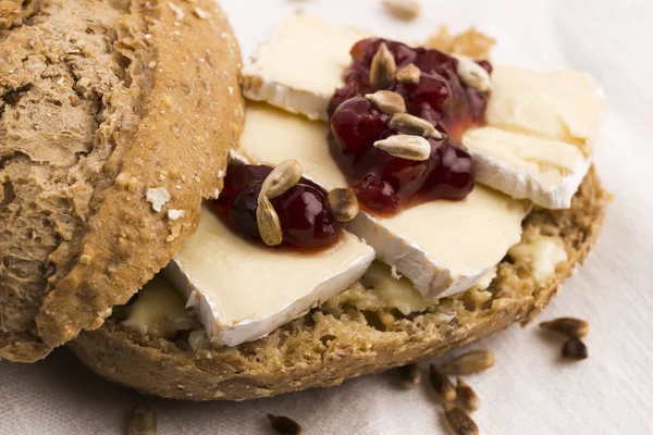 Bread served with camembert and cranberry — Stock Photo, Image