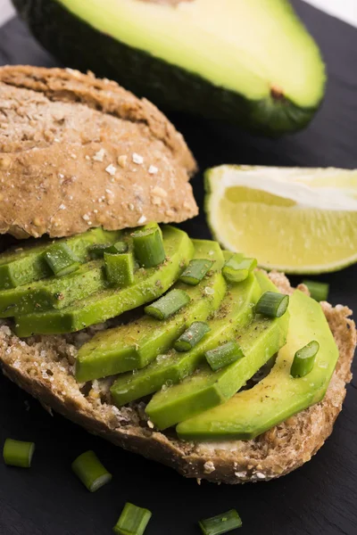 Sandwich con aguacate — Foto de Stock