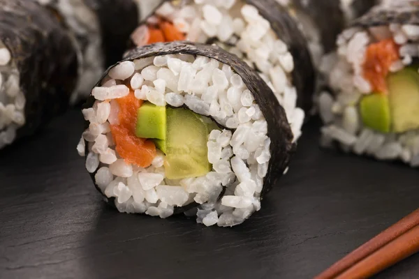 Somon bir tabakta servis alır