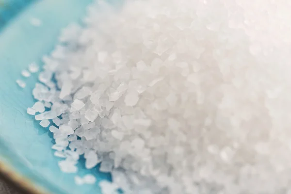Mořská sůl v modré misce — Stock fotografie