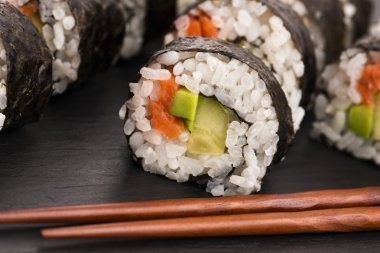 Somon bir tabakta servis alır