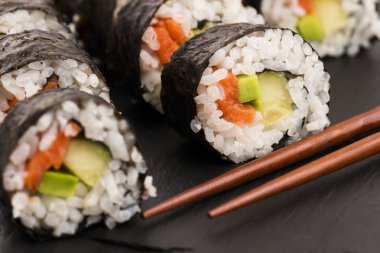 Somon bir tabakta servis alır