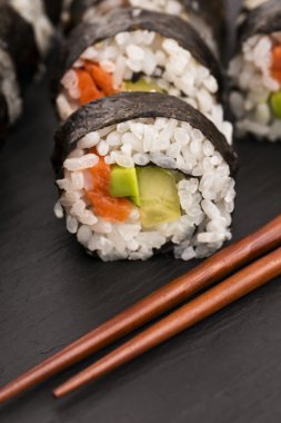 Somon bir tabakta servis alır