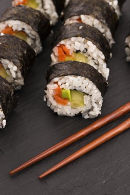 Somon bir tabakta servis alır