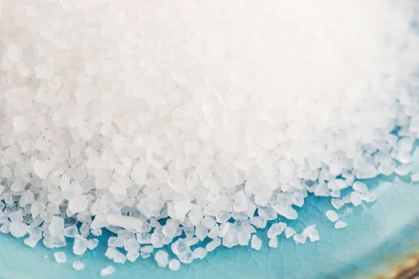 Θαλασσινό αλάτι σε μπλε μπολ — Φωτογραφία Αρχείου