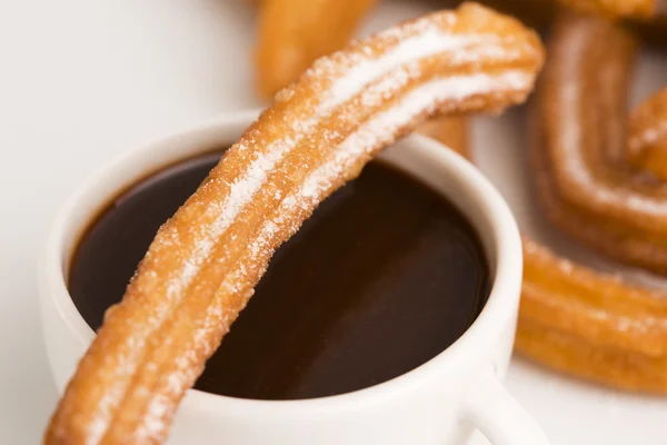 Deliciuos İspanyol Churros sıcak çikolata ile — Stok fotoğraf