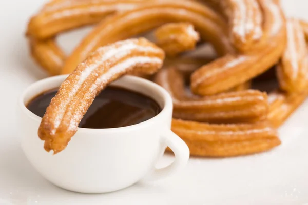 Deliciuos Churros espanhol com chocolate quente — Fotografia de Stock