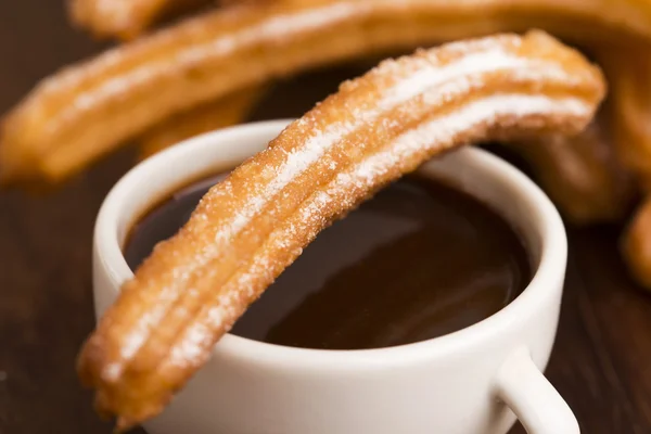 Deliciuos İspanyol Churros sıcak çikolata ile — Stok fotoğraf