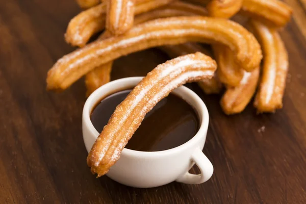 Deliciuos churros spagnoli con cioccolata calda — Foto Stock