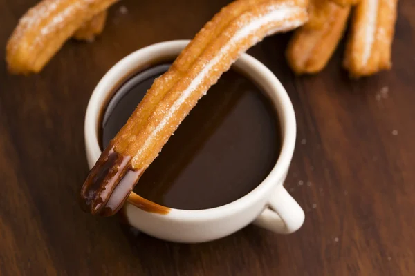 Deliciuos Churros espanhol com chocolate quente — Fotografia de Stock