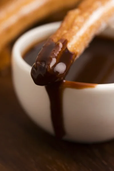 Deliciuos spanische Churros mit heißer Schokolade lizenzfreie Stockfotos