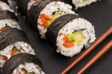 Somon bir tabakta servis alır