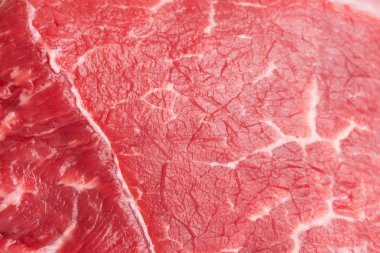 ham sığır eti beyaz arkaplanda izole edildi 