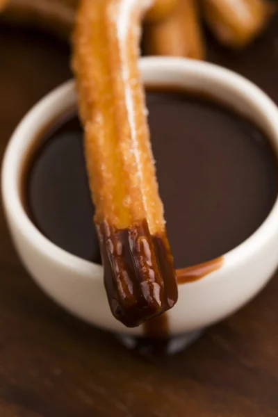 Deliciuos İspanyol Churros sıcak çikolata ile — Stok fotoğraf