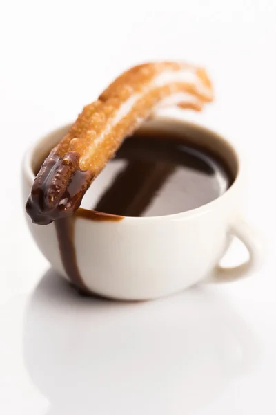 Deliciuos İspanyol Churros sıcak çikolata ile — Stok fotoğraf