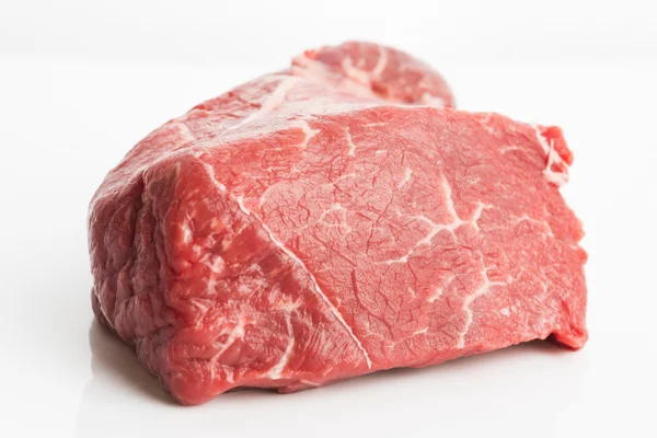 白地に隔離された生牛肉 — ストック写真