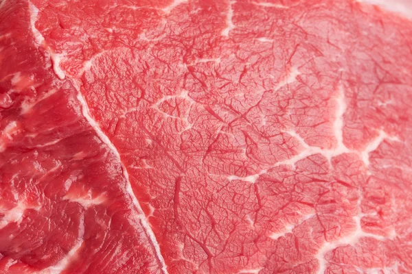 Surowe mięso wołowe izolowane na białym tle — Zdjęcie stockowe