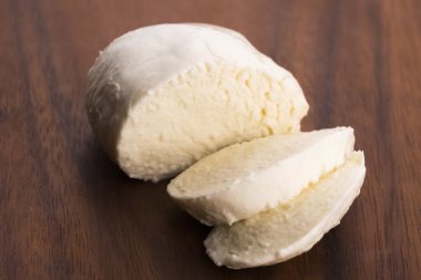 ahşap tahta üzerinde Mozzarella peyniri dilimlenmiş 