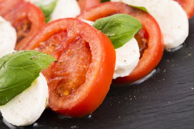Mozzarella peyniri, domates, fesleğen ve balzamik vinega Caprese salatası