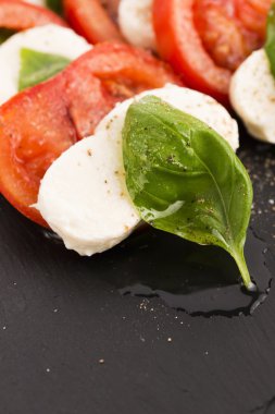 Mozzarella peyniri, domates, fesleğen ve balzamik vinega Caprese salatası