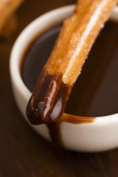Deliciosos Churros españoles con chocolate caliente — Foto de Stock