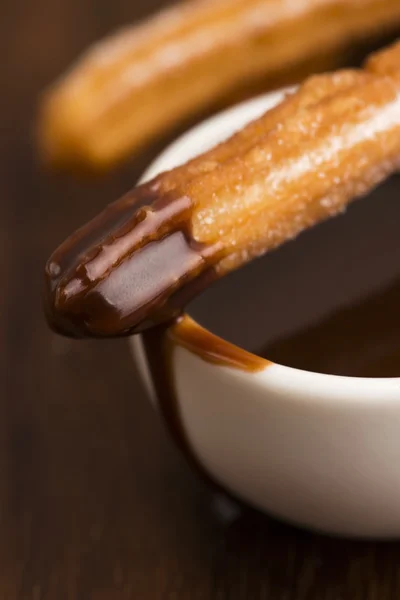 Deliciuos İspanyol Churros sıcak çikolata ile — Stok fotoğraf