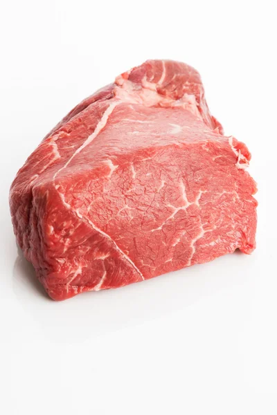 纯白背景的生牛肉 — 图库照片