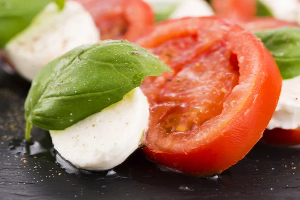 Ensalada Caprese con mozzarella, tomate, albahaca y vinega balsámica —  Fotos de Stock