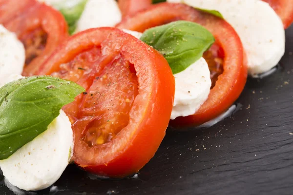 Ensalada Caprese con mozzarella, tomate, albahaca y vinega balsámica —  Fotos de Stock