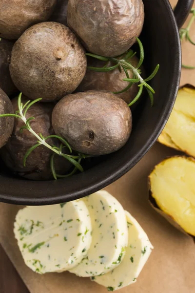 Batatas assadas com manteiga de ervas — Fotografia de Stock
