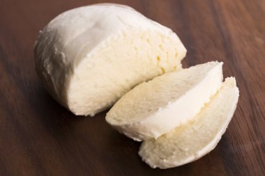 ahşap tahta üzerinde Mozzarella peyniri dilimlenmiş 
