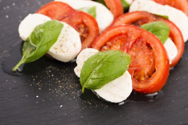 Mozzarella peyniri, domates, fesleğen ve balzamik vinega Caprese salatası