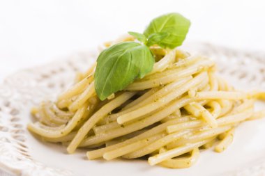 İtalyan makarna spagetti pesto sos ve fesleğen yaprağı