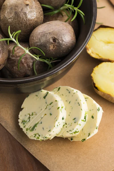 Batatas assadas com manteiga de ervas — Fotografia de Stock