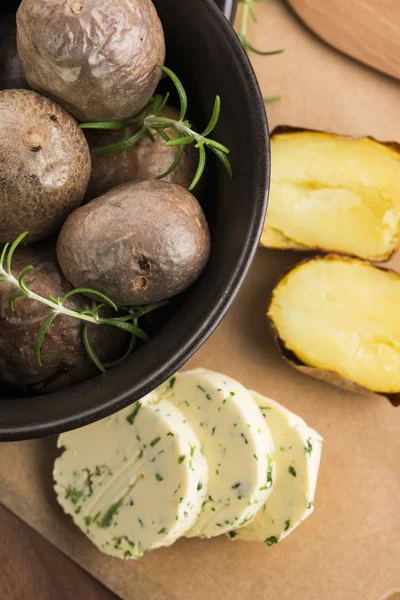 Batatas assadas com manteiga de ervas — Fotografia de Stock