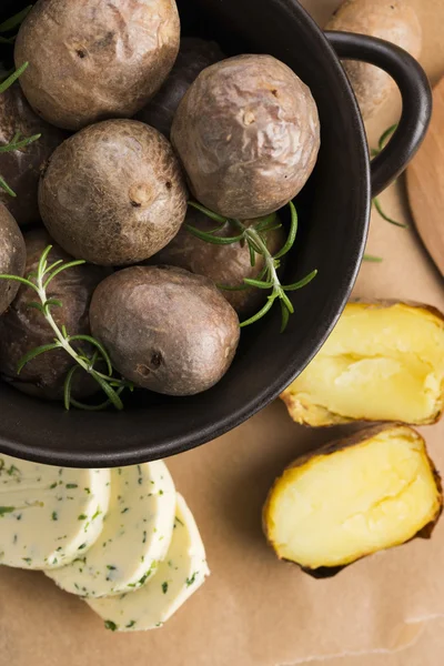 Картофель с травяным маслом — стоковое фото