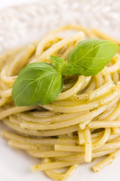 Italienische Pasta Spaghetti mit Pesto-Sauce und Basilikumblatt — Stockfoto