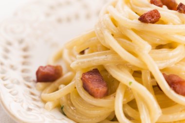 Spagetti carbonara, tipik bir İtalyan yemeği. 