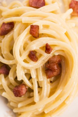Spagetti carbonara, tipik bir İtalyan yemeği. 