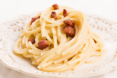Spagetti carbonara, tipik bir İtalyan yemeği. 